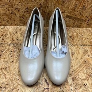 Soft Style Angel II H79652 Bone Smooth Upper Round Closed Toe Pumps 7.5 Shoes